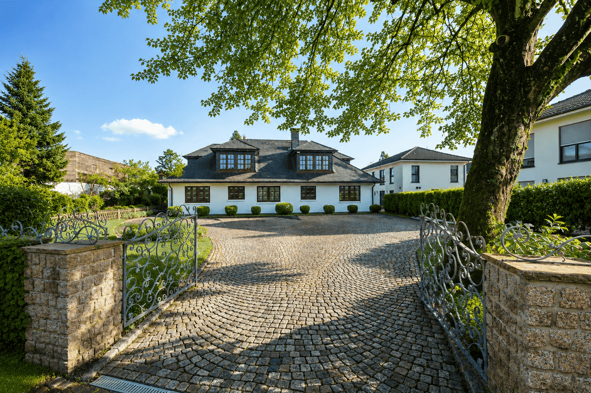Aufgeteilt und frei lieferbar: Großzügige Villa mit zwei Wohnungen und Praxisfläche – 22397 Hamburg – Bild 1 von 9