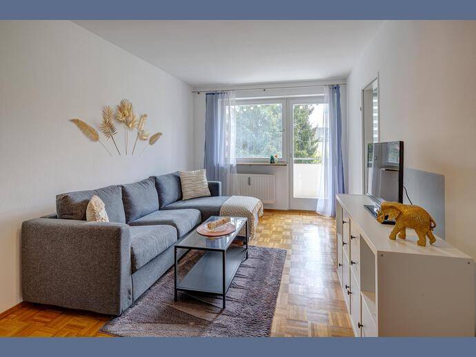 Möbliert: Schöne geräumige 2-Zimmer Wohnung mit Südbalkon