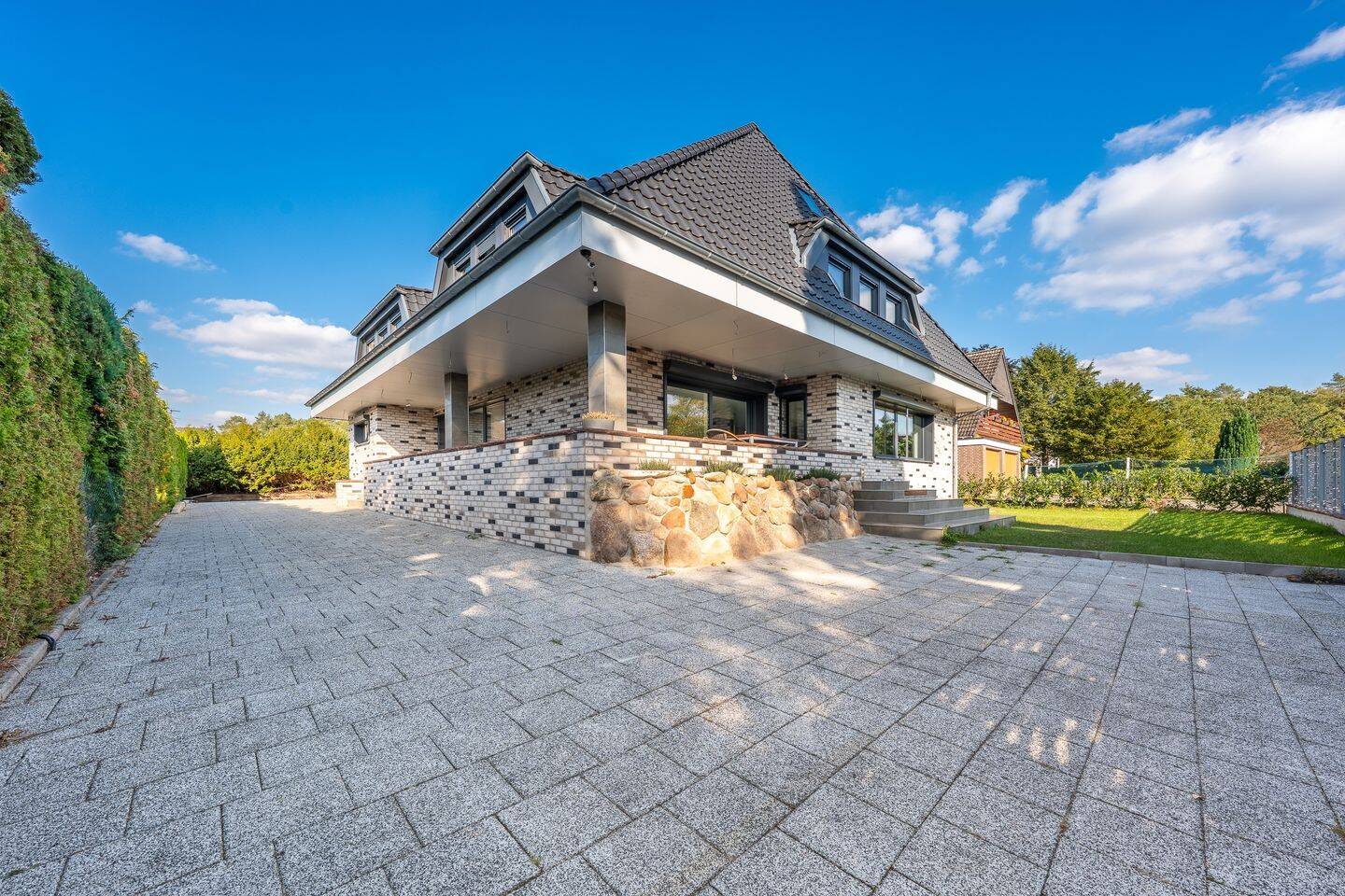 Luxuriöse Villa hochwertig saniert: Wohntraum für Großfamilie in ruhiger Lage, verkehrsgünstig – Hollenstedt – Vorschaubild 2