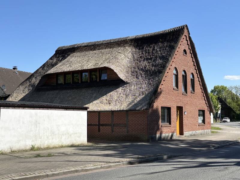 Historisches Juwel unter Reet: Modernisiertes Generationenhaus in Bremen-Rekum – Bremen – Bild 1 von 9