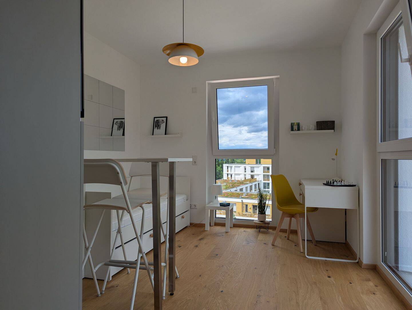 Stilvoll möbliertes & lichtdurchflutetes Studentenapartment direkt an der Uni | 8. Etage, Fernblick – Regensburg – Bild 1 von 9