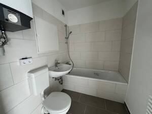 Geräumige Familienwohnung mit Balkon in Zwickau, Neuplanitz – 8062 Zwickau – Vorschaubild 8