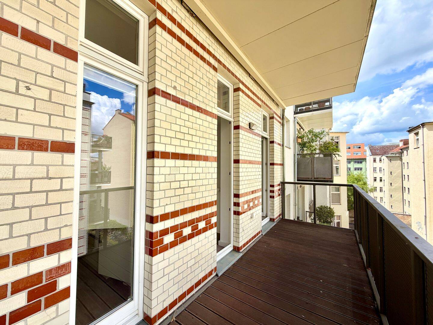 Kernsanierter Altbau mit maßgefertigten Einbauschränken, 2 Balkonen, TG-Stellplatz und Aufzug – Berlin – Vorschaubild 5