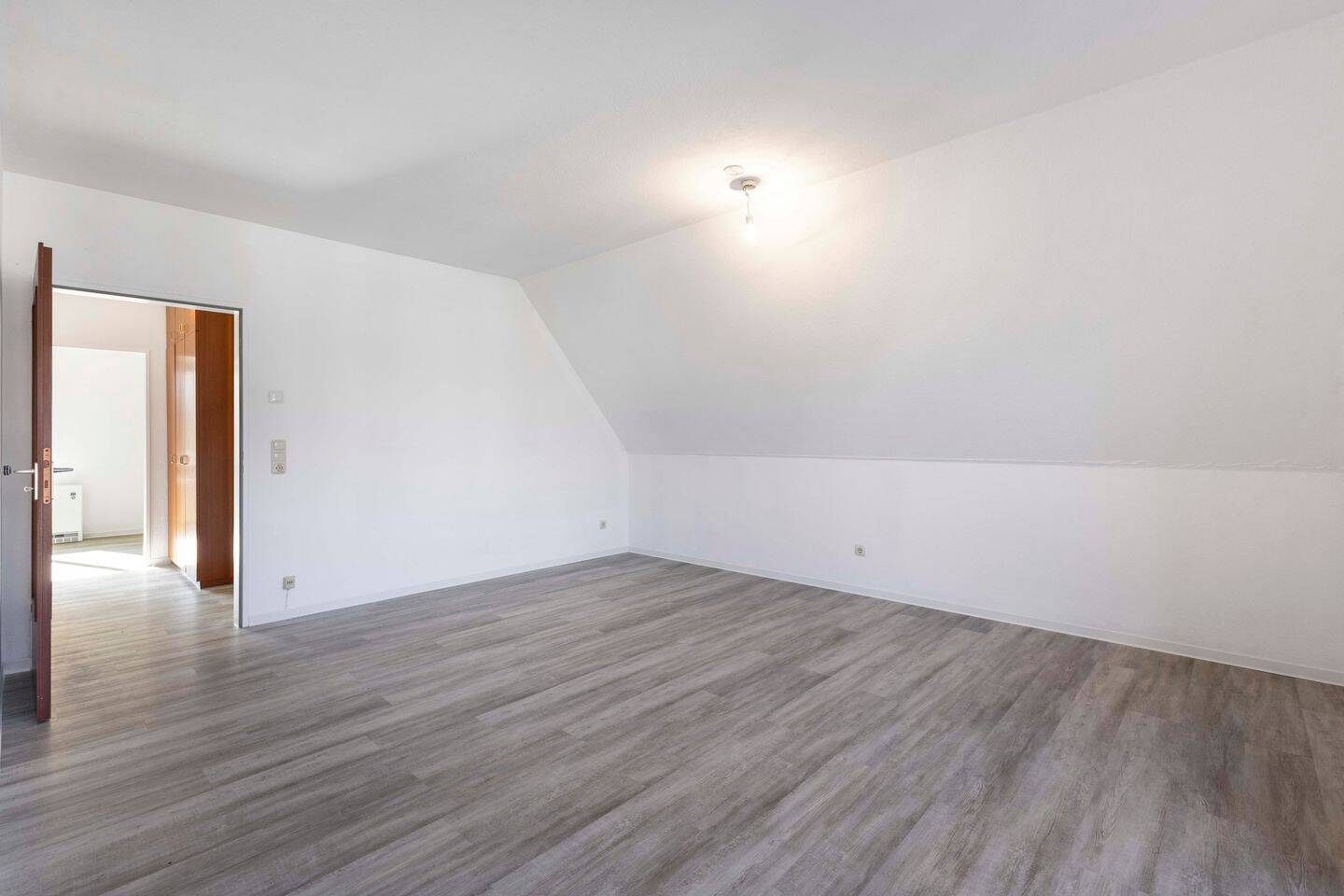 Trier-Heiligkreuz: Charmante 2 ZKB-Wohnung mit ca. 49 m² WFL, Dachterrasse und TG-Stellplatz – Trier – Vorschaubild 5