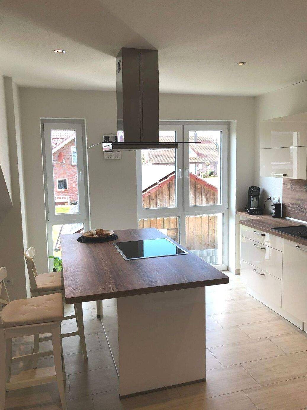 Top-Eigentumswohnung mit Balkon! Blick ins Grüne! Gepflegte und geräumige 2 ZKB mit EBK, HWR und CARPORT!