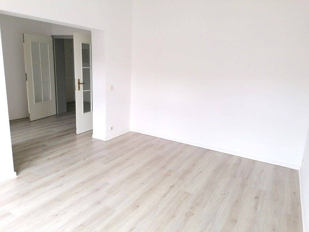 !! 3-Zimmer-Wohnung mit Einbauküche, Balkon und PKW-Stellplätzen !! – Chemnitz – Vorschaubild 5