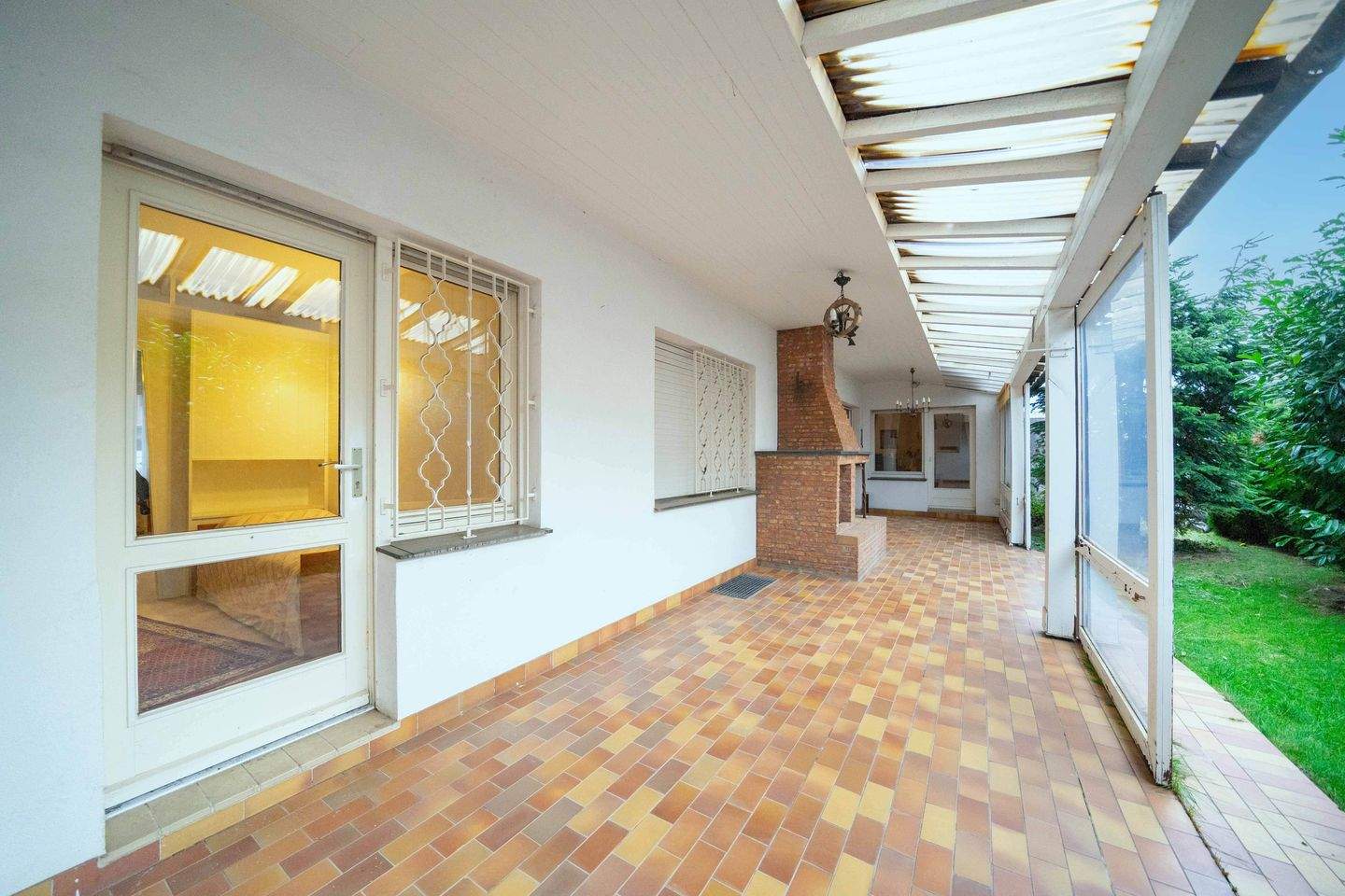 **Wohnen & Arbeiten unter einem Dach: 2 Wohneinheiten + Ladenlokal + 3 Garagen + Ausbaureserve** – Bedburg – Vorschaubild 2