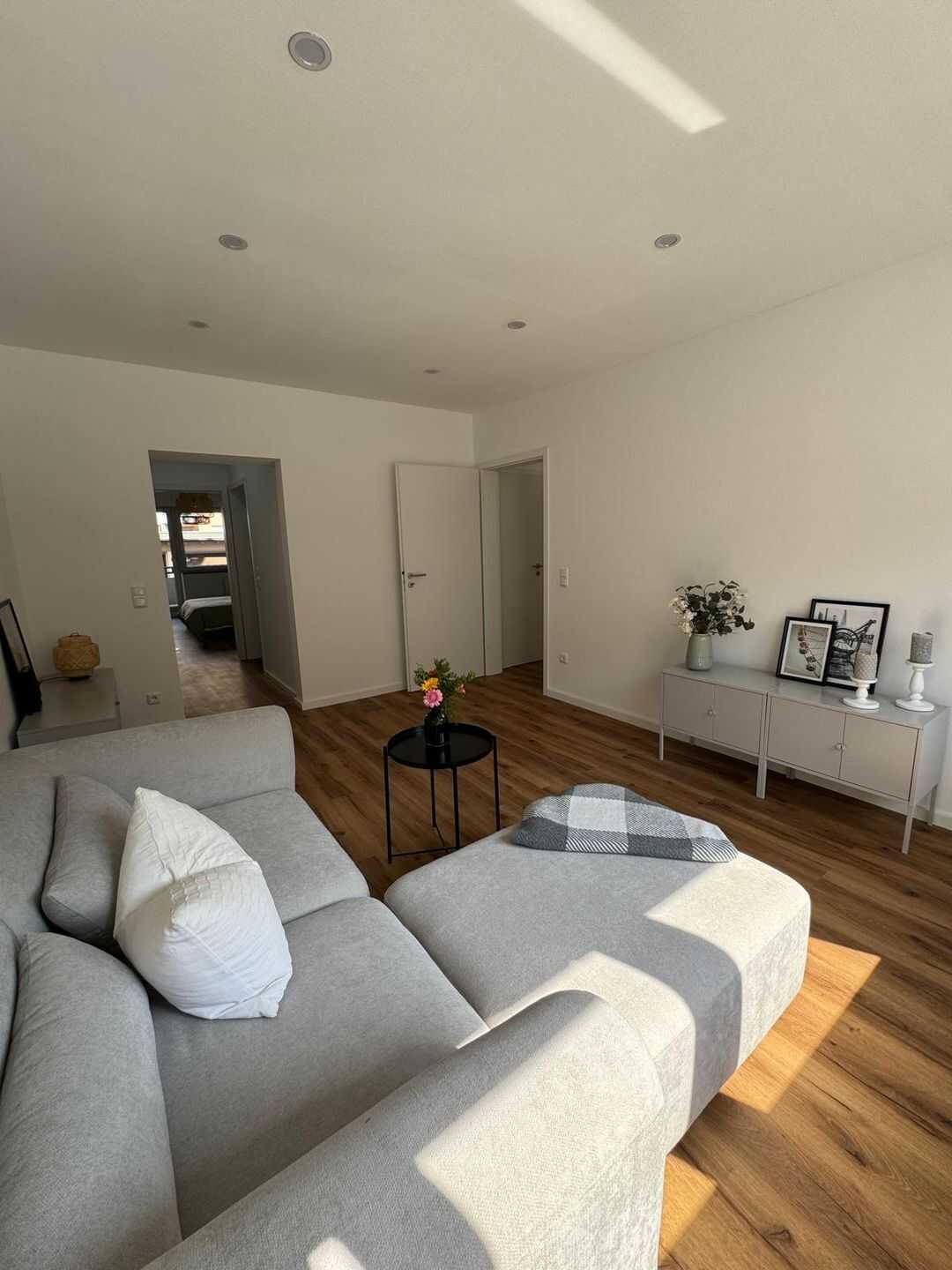 Zu Vermieten: Hochwertig möblierte 2-Zimmer-Wohnung mit Balkon – Nürnberg – Vorschaubild 3