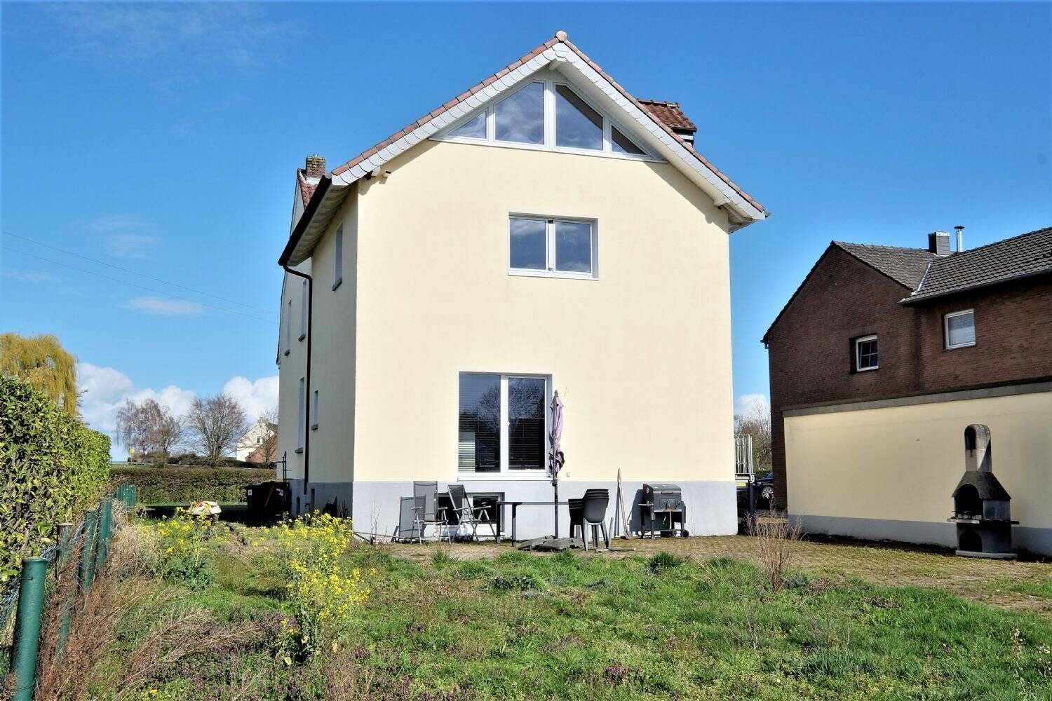 Wohneigentum im Zweifamilienhaus mit Garten und schöner Aussicht auf den Altrhein – Kleve – Bild 1 von 9
