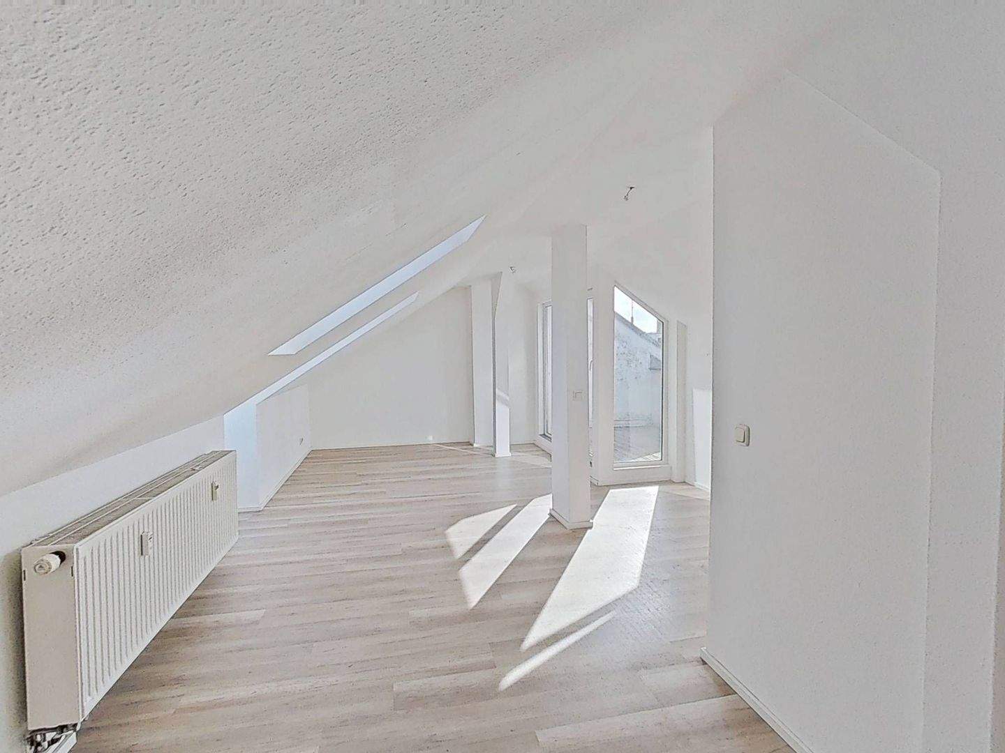 Charmante 2-Zi.-Dachgeschosswohnung mit Balkon und Blick über die Dächer