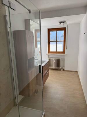 I. I. TEAM: Sofort einziehen, helle, großzügige 2-Zimmer-Wohnung mit 2 Balkonen im 2. Obergeschoss mit Aufzug! – 83088 Kiefersfelden – Vorschaubild 5