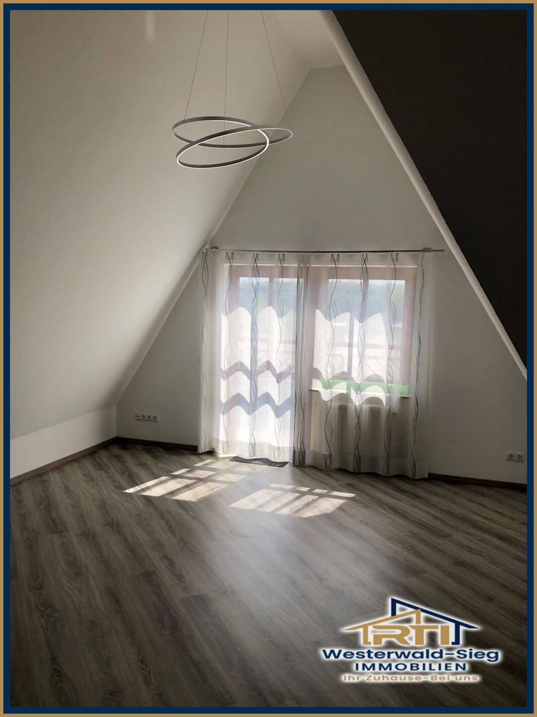 Exklusive 3-Zimmer-Dachgeschosswohnung mit EBK in Bad Marienberg