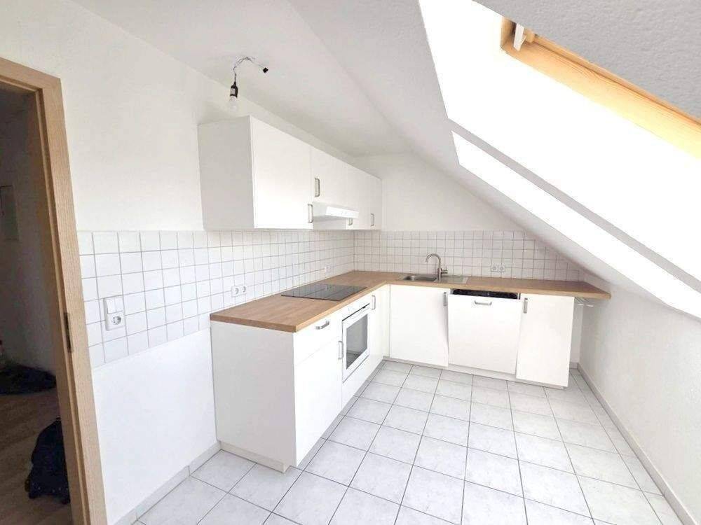 !! NEUE Einbauküche, 2-Zimmer-Dachgeschosswohnung mit Aufzug und Laminat, Nähe Hauptbahnhof !! – Chemnitz – Vorschaubild 2