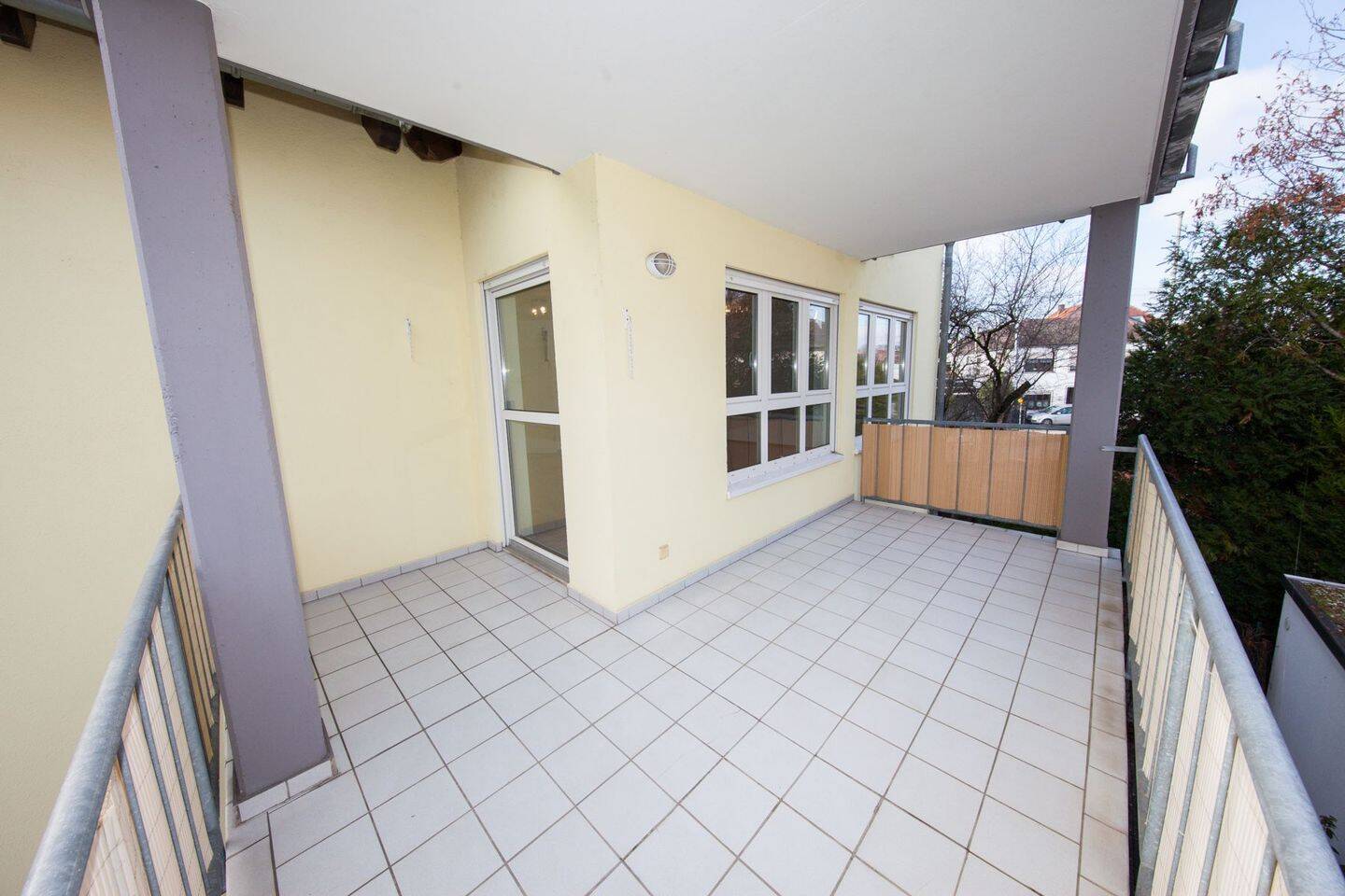Helle und großzügige 2-Zimmer Eigentumswohnung! Großer Balkon + 2 x Kfz-Stellplatz! – Neuhofen – Vorschaubild 3