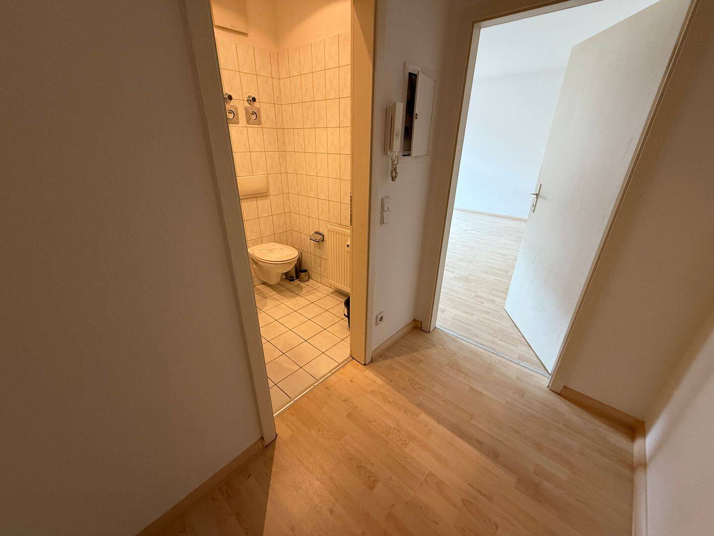 Nachmieter gesucht ! inkl. EBK / im 1. OG mit Laminat- Bad mit Wanne** – Chemnitz – Vorschaubild 9