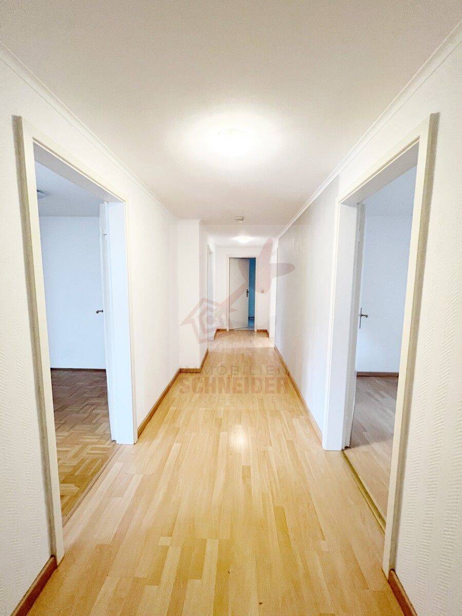 IMMOBILIEN SCHNEIDER - schöne 3,5 Zimmer Wohnung mit Süd-Balkon, eigenem Garten und neuwertigem Bad – München – Vorschaubild 8