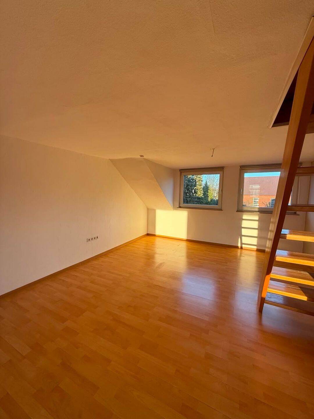 Gepflegte Dachgeschosswohnung im 3-Familienhaus in zentraler Lage