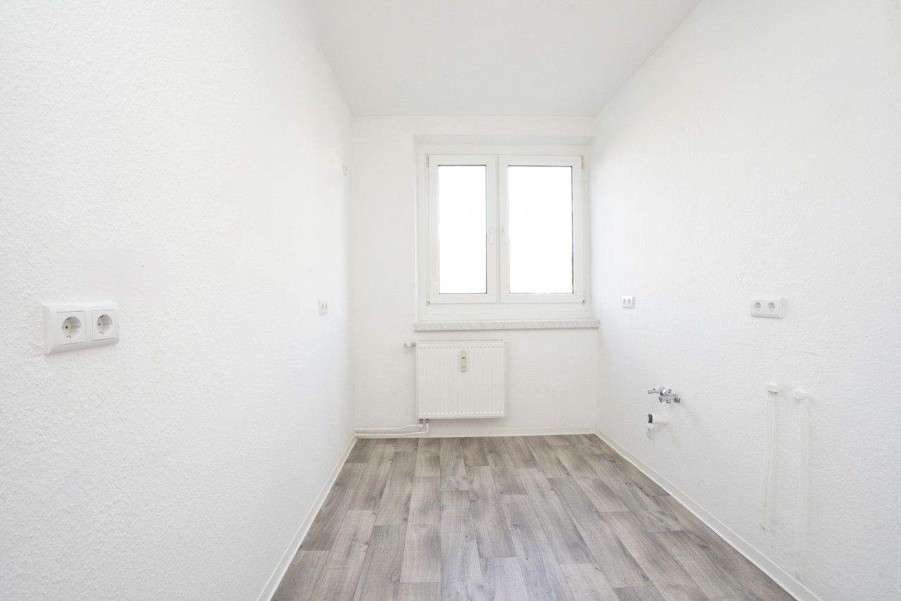 Balkon / Aufzug / Bad mit Fenster – Chemnitz – Vorschaubild 2