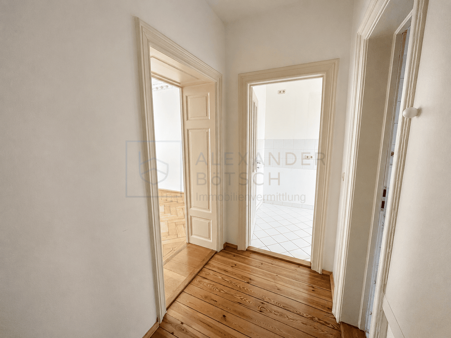 Mehrfamilienhaus nahe Rotkreuzplatz - WE 4 - 1. OG - 2-Zimmer-Altbau mit Balkon