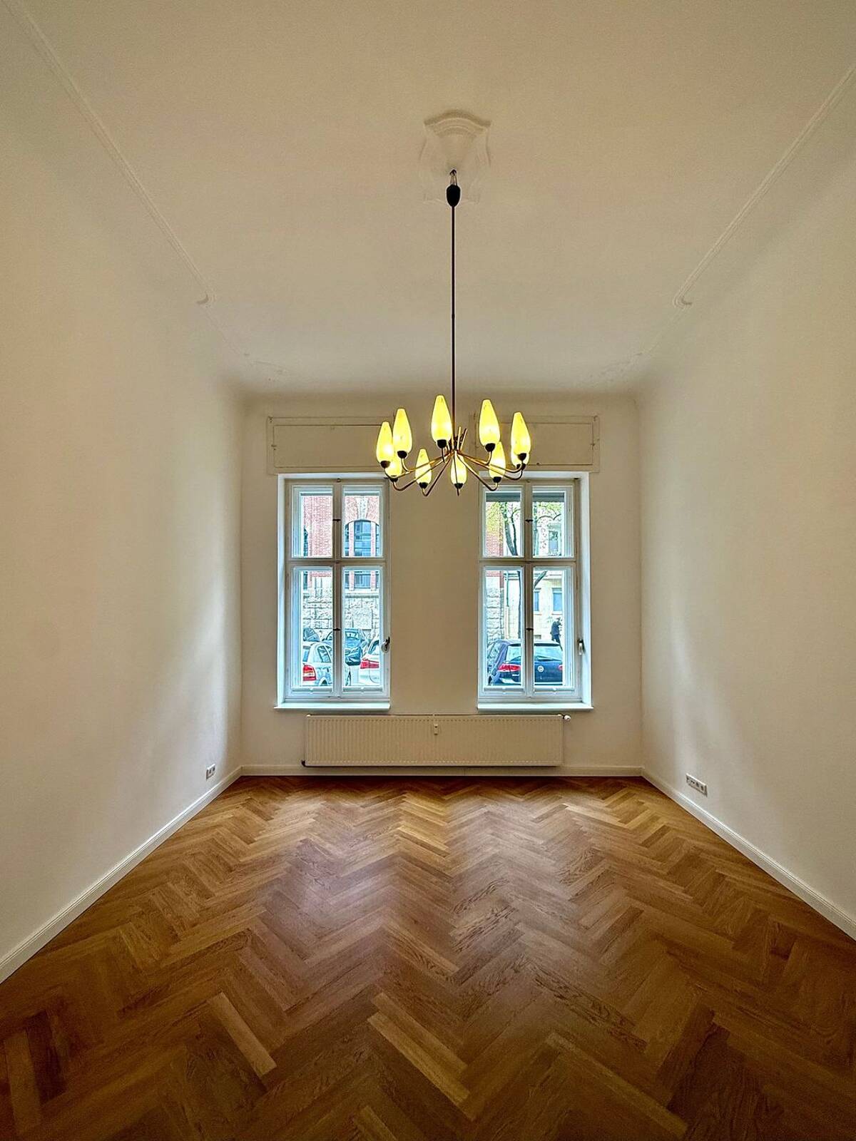 Altbaujuwel in Bestlage Fischgrät Designbad und ruhiger Innenhof nahe Kudamm – 10629 Berlin – Bild 1 von 9