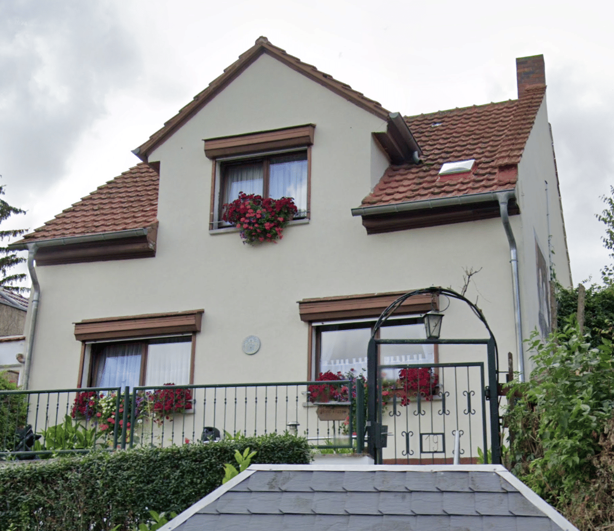 Sanierungsbedürftiges Einfamilienhaus mit separatem Wohnbungalow zur sofortigen Nutzung in Erfurt-Hochheim – 99094 Erfurt – Bild 1 von 9