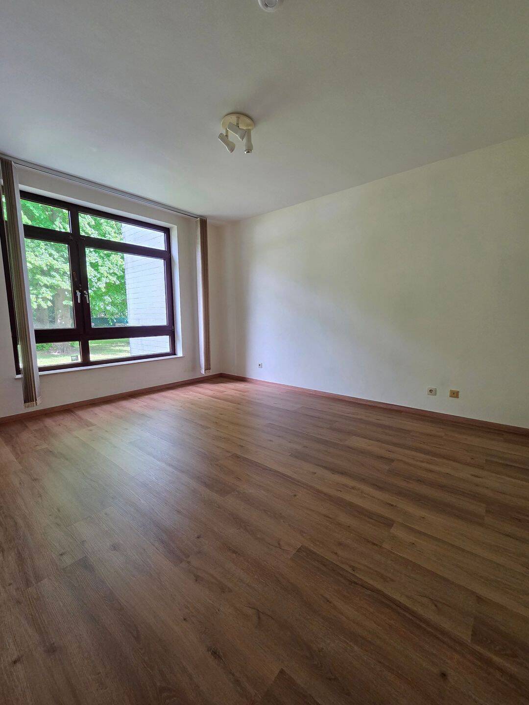 3 Zi. Wohnung mit großem Balkon, EBK, neuer Bodenbelag, G-WC, Tiefgarage – Bremen – Vorschaubild 7