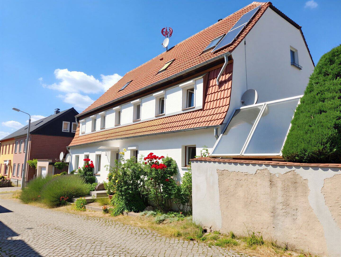 Mehrgenerationenhaus mit 3 Wohnungen - großem Grundstück sowie Pool, Garage und Gewölbekeller