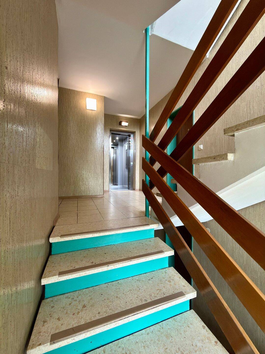 TOP-sanierte 2-Zimmer-Wohnung mit Balkon, Fahrstuhl und Blick ins Grüne – Hannover – Vorschaubild 2