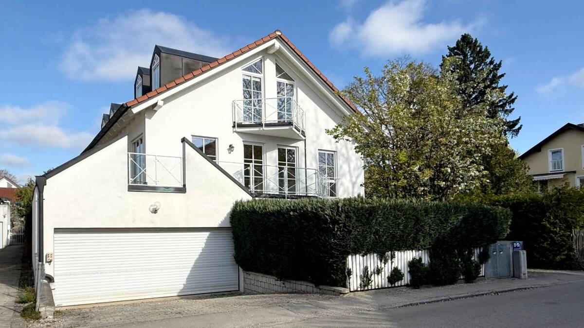 Traumhafte 3-Zi.-Dachgeschosswohnung über 2 Etagen in Trudering – 81825 München – Bild 1 von 9