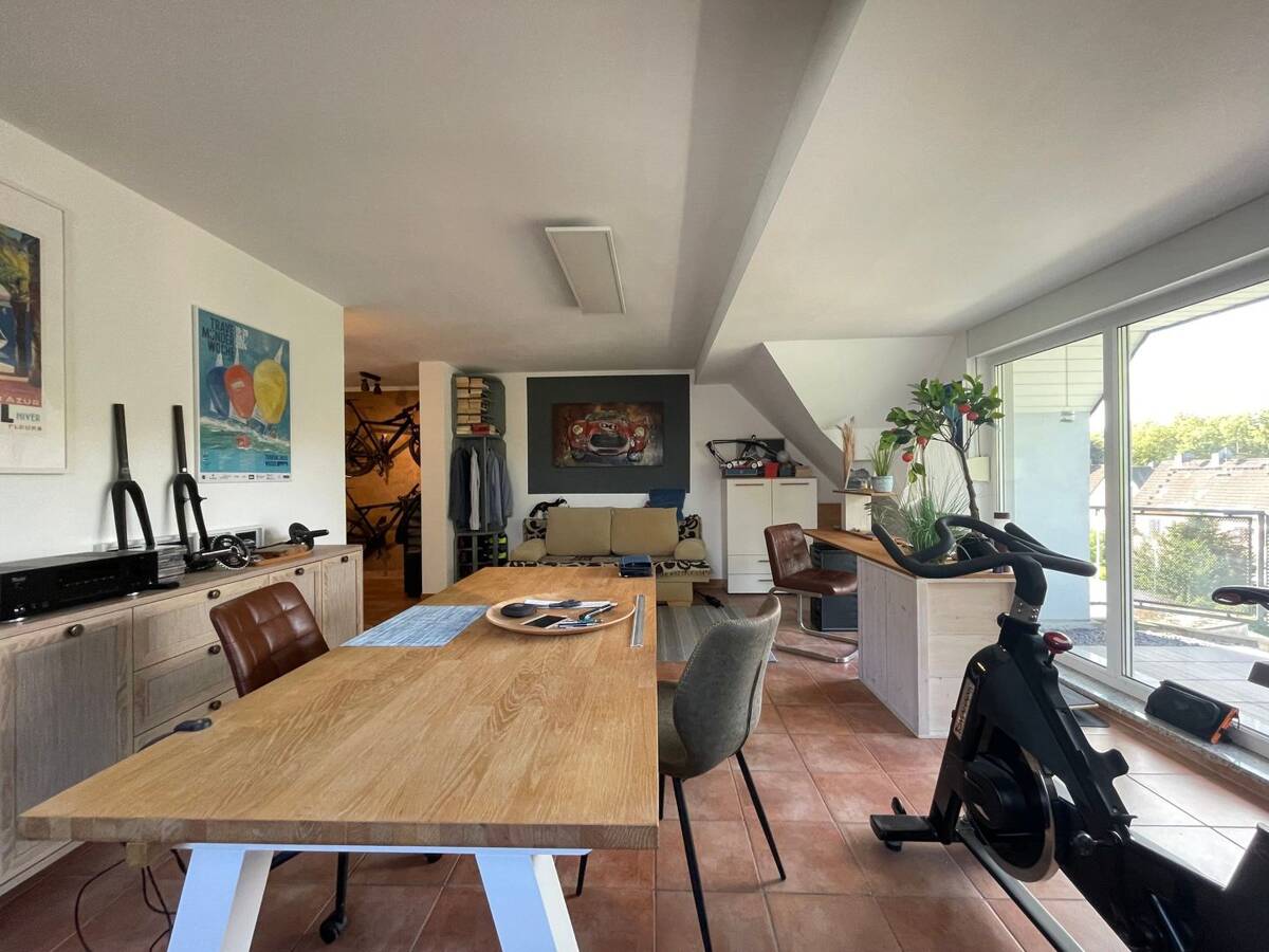WOHNEN, WO ANDERE SPAZIEREN GEHEN! Gepflegte Dachgeschosswohnung mit Balkon und Garage nahe dem Rheinvorland – 47228 Duisburg – Bild 1 von 7