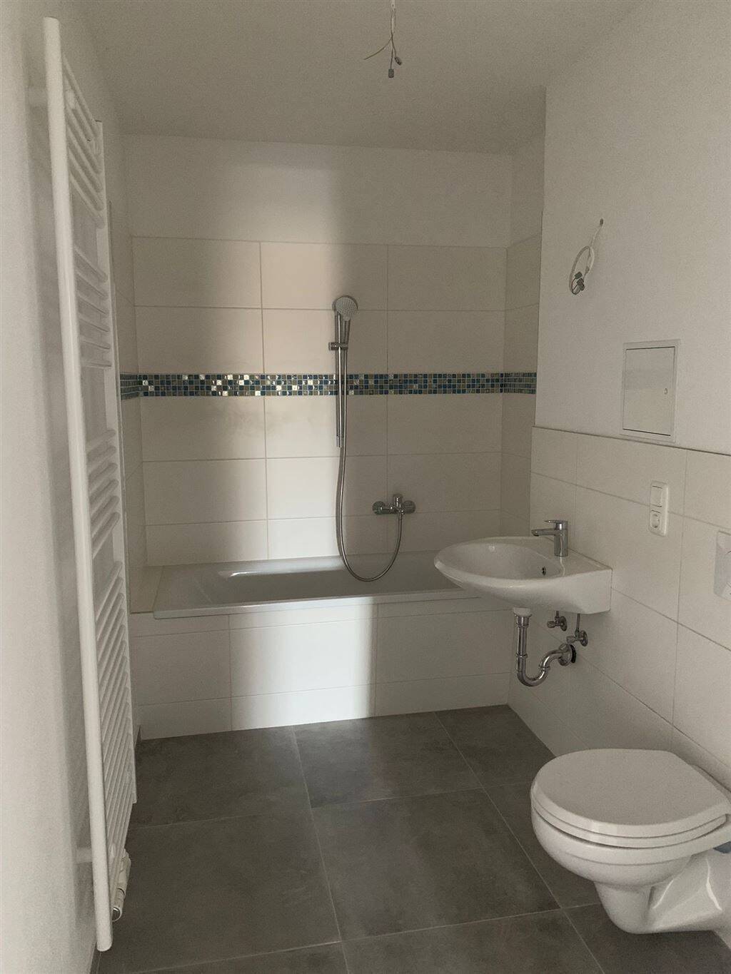 Zweitbezug nach San.! Große3-Zi. mit Einbauküche, Laminat, Lift, Balkon und Wanne! – Chemnitz – Vorschaubild 2