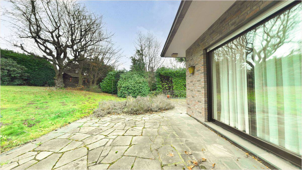Freistehendes Einfamilienhaus auf großem Grundstück in Aachen – 52080 Aachen – Bild 1 von 9