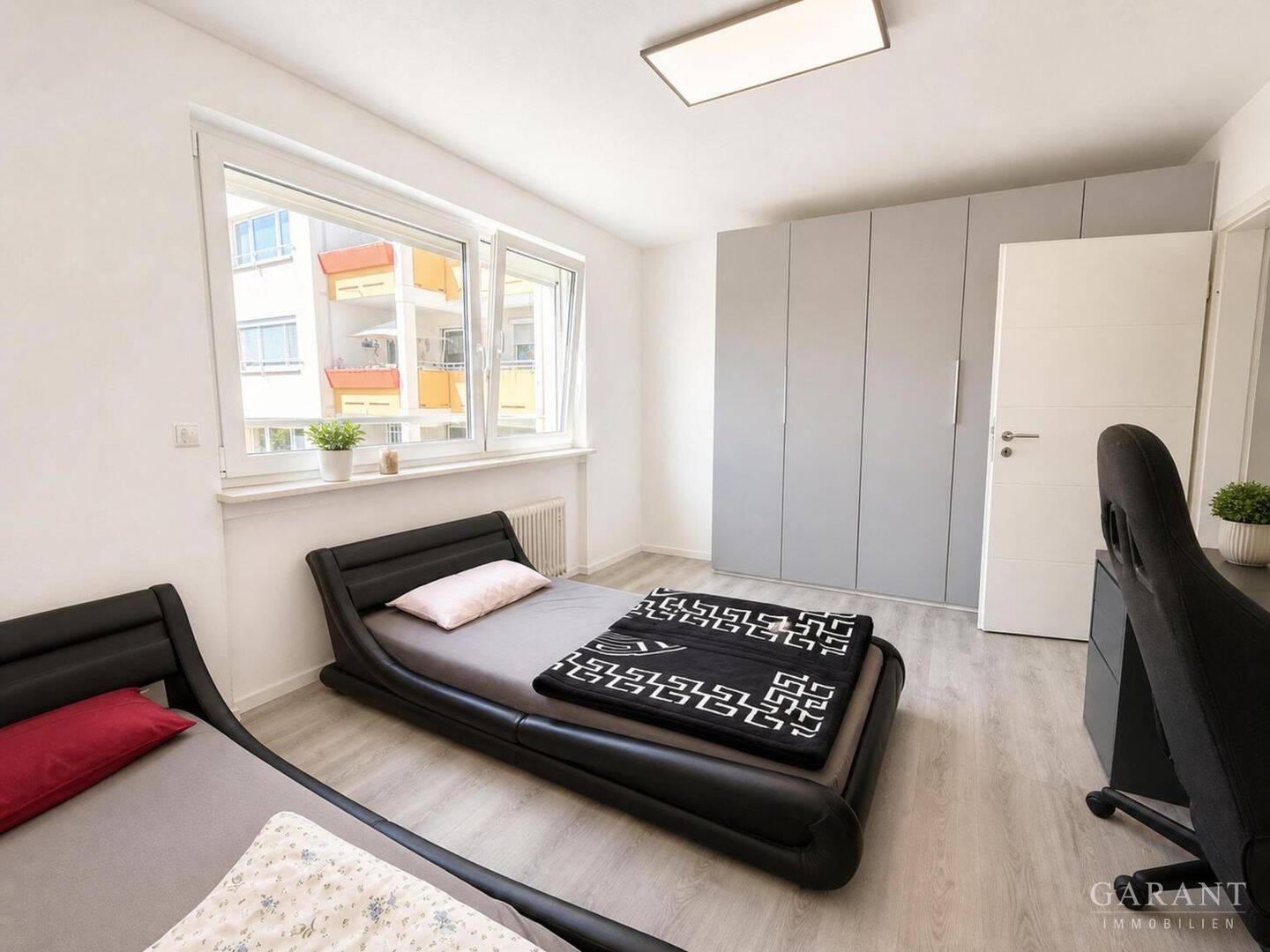 Stilvolle 2 Zimmer-Wohnung mit Balkon, TG-Stellplatz und Schwimmbad in Top-Lage - München Perlach – München – Vorschaubild 5