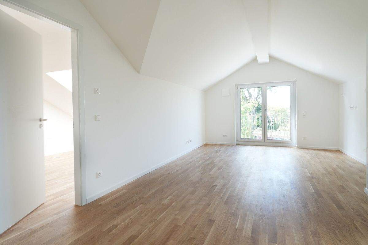 NEUBAU ZUM ERSTBEZUG - 2-Zi.-DG-Wohnung mit West-Balkon & TG-Stellplatz - nur 2 min zur S-Bahn!