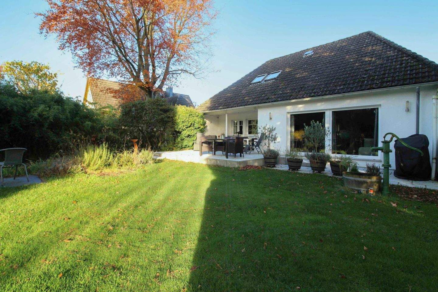 Modernisiertes Einfamilienhaus mit Bungalowcharakter und Ausbaureserve – Ammersbek – Bild 1 von 9