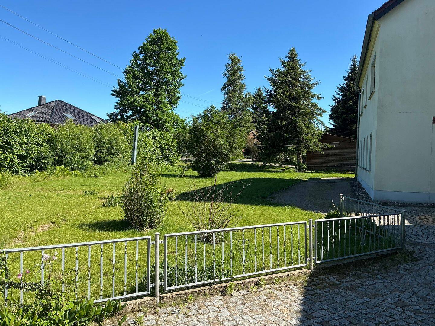 Ein-Zweifamilienhaus mit Nebengebäuden – Riesa – Vorschaubild 2