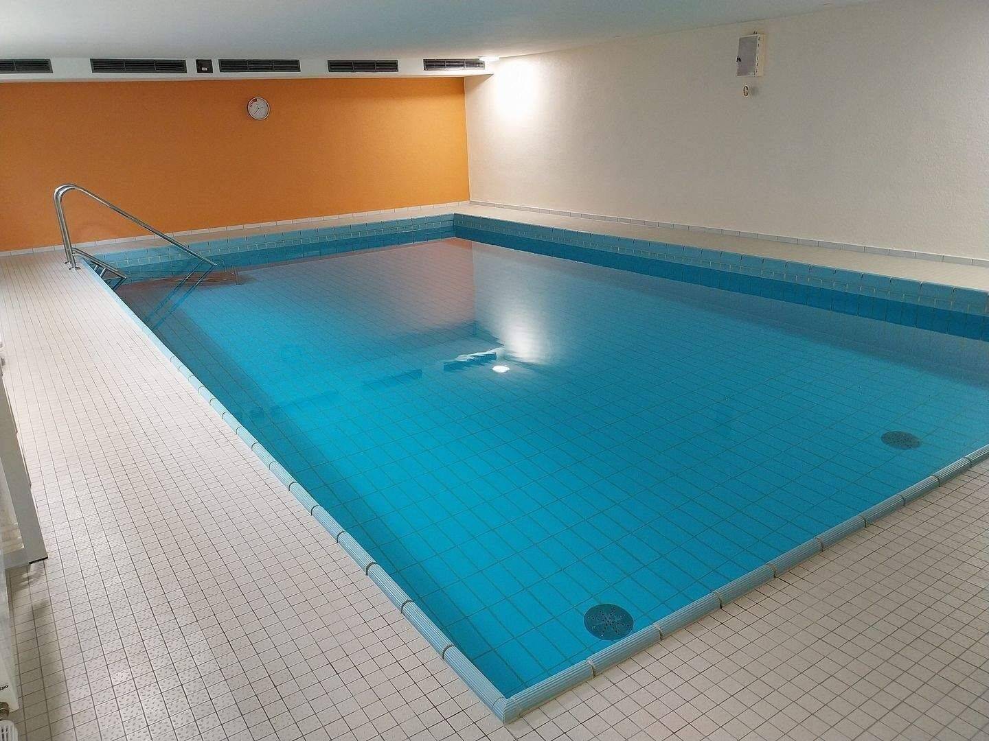 Teilmöblierte 2 Zimmer Wohnung mit Loggia, EBK und Schlafzimmer - Schwimmbad + Sauna gefällig?