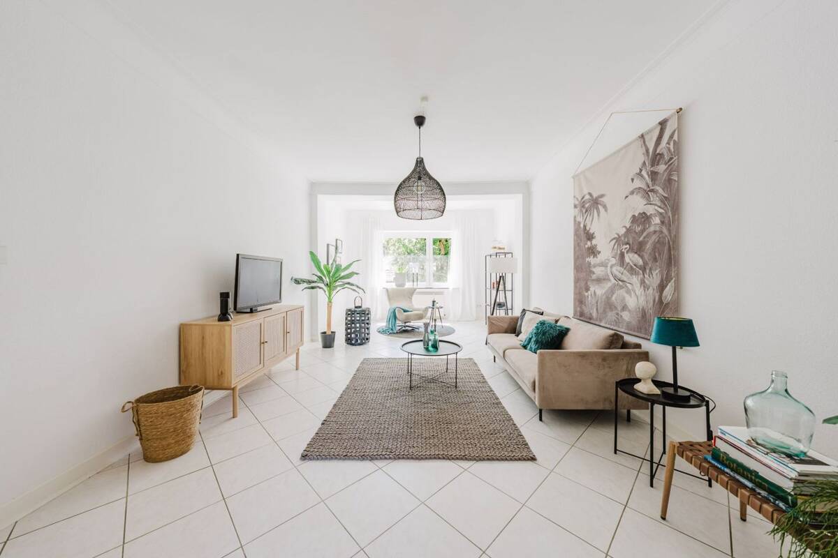 Großzügig wohnen im Kreuzviertel: Altbau-Charme mit 3-4 Schlafzimmern und Parkplatzmöglichkeit – 44137 Dortmund – Bild 1 von 9