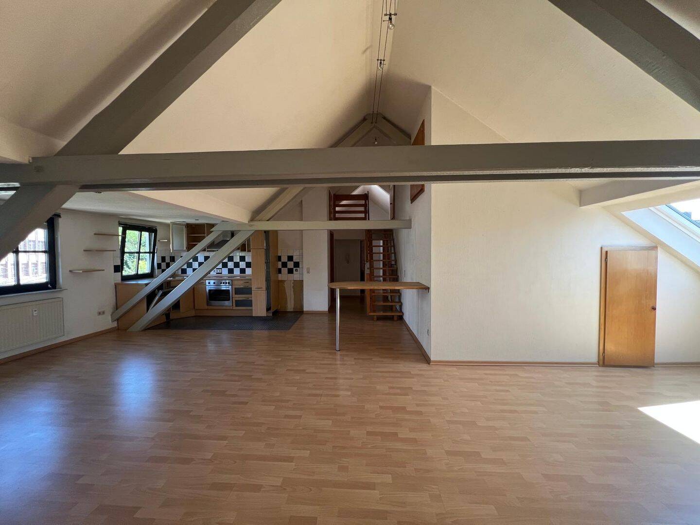 Wunderschöne DG-Wohnung mit Balkon.