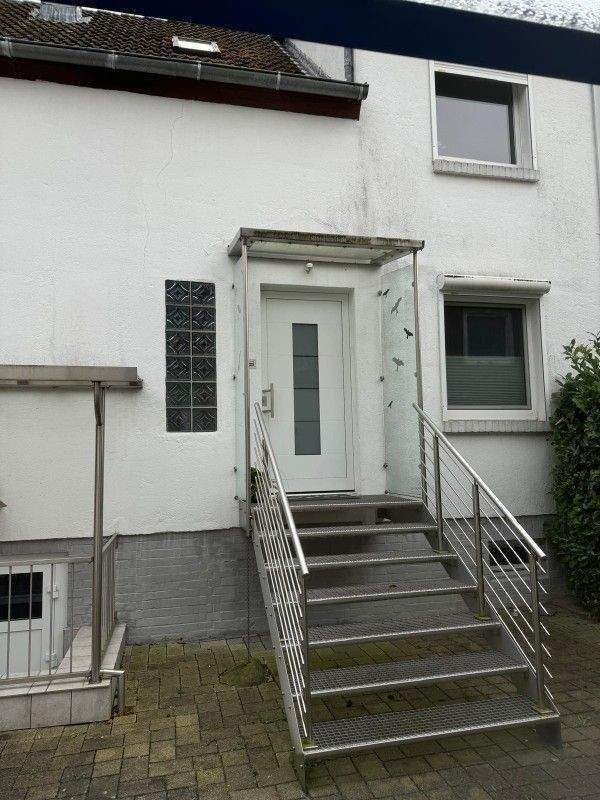 Reserviert! Renditeobjekt! 2 separate Häuser! Ein 1-FH mit 2 Eingängen, Doppelcarport, 4 Einstellplätze, Garten u. eine DHH m.2 Wohnungen u.2Einstellp – Braunschweig – Vorschaubild 3
