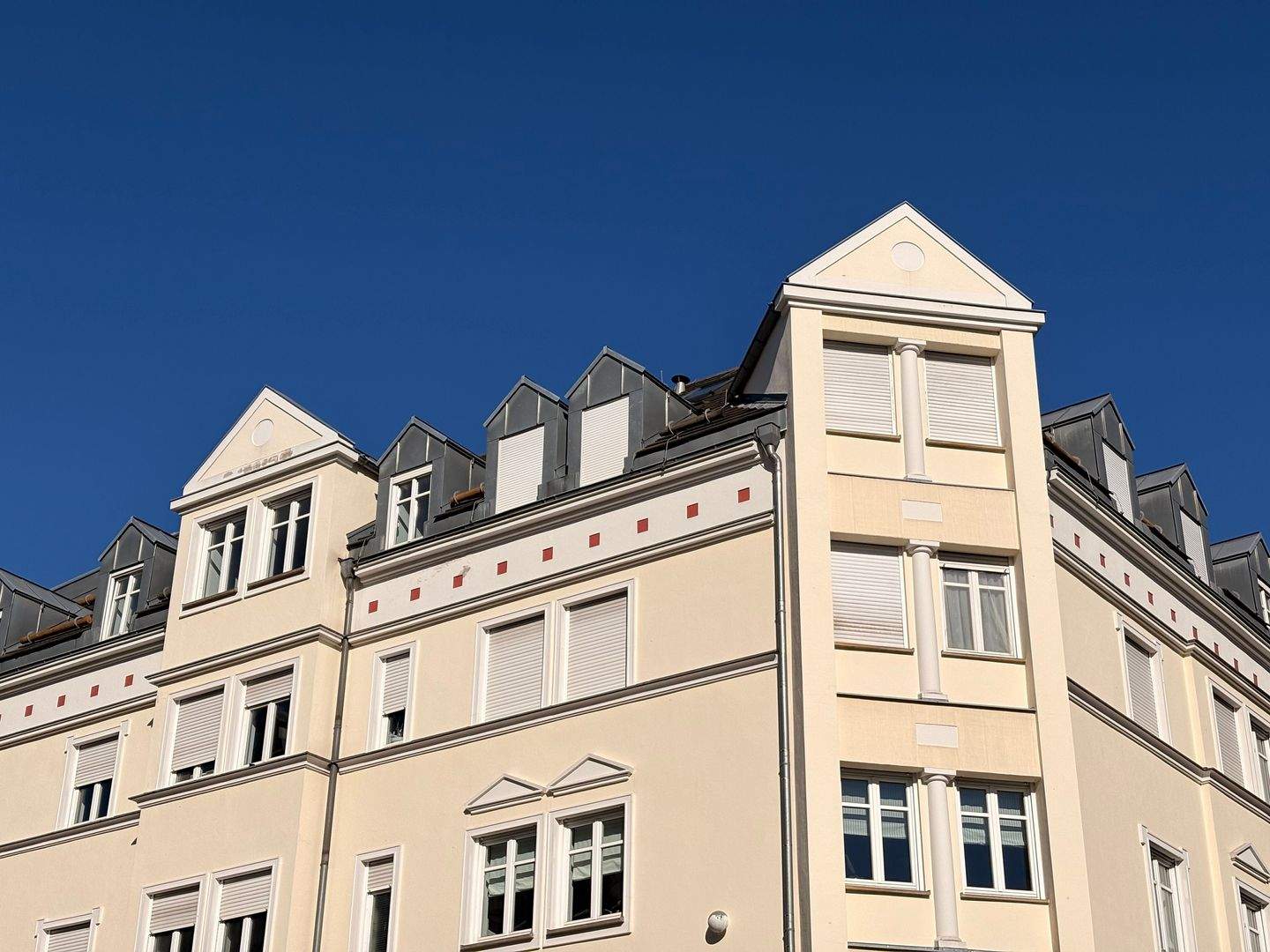 Mit Aufzug: helle 2-Raum-Maisonettewohnung mit Balkon in zentraler Lage! – Chemnitz – Vorschaubild 2