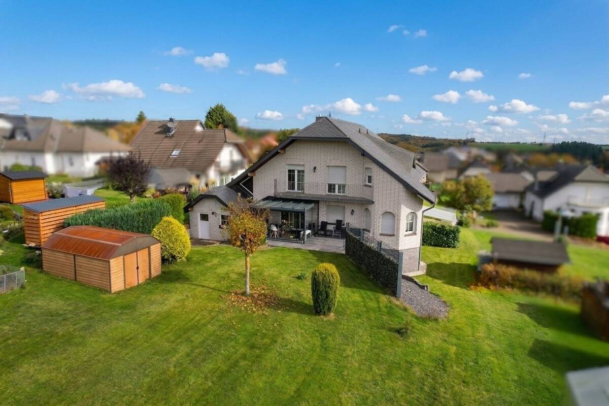 Eifel/Gevenich: Eindrucksvolles Mehrgenerationenhaus - Ideal für große Familien – 56825 Gevenich – Bild 1 von 9