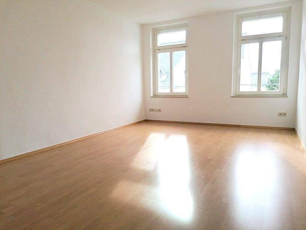 !! Dachgeschosswohnung mit Fußbodenheizung, Balkon, PKW-Stellplatz in ruhiger Nebenstraße !!