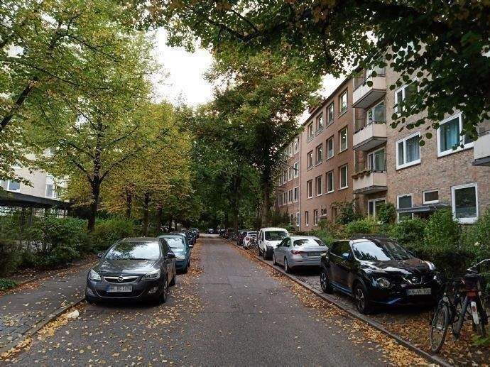 Charmante, helle 3-Zimmer-Wohnung in ruhiger Seitenstraße mit Balkon im begehrten Barmbek Süd - energetisch voll sanierte Wohnanlage - FREI LIEFERBAR – Hamburg – Bild 1 von 9