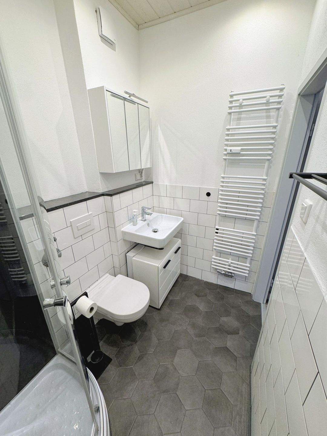 Sanierte 4 Zimmer Wohnung in zentraler Lage mit Balkon – Nürnberg – Vorschaubild 8