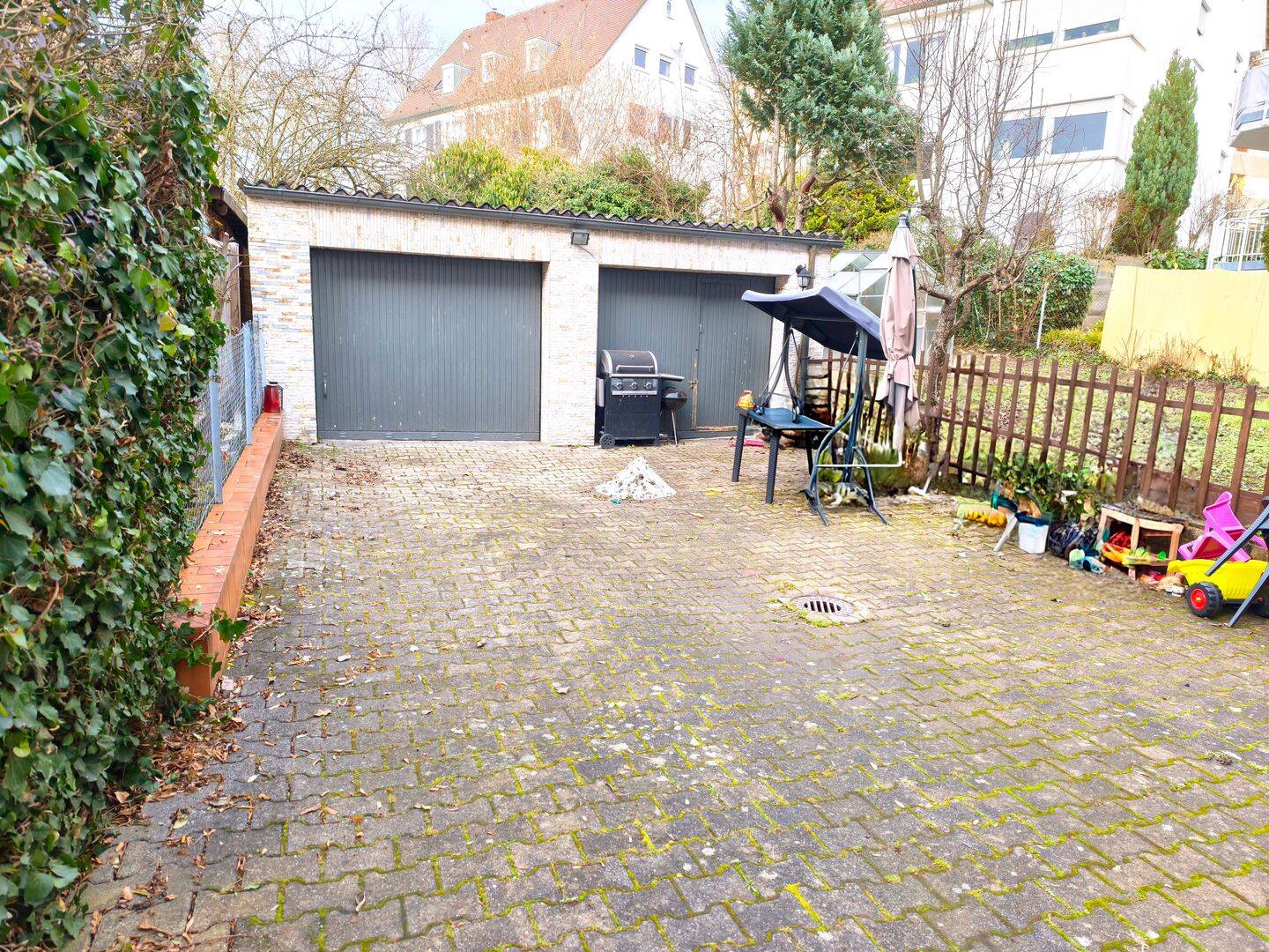 4-Familienhaus mit 2 Garagen und Garten – Stuttgart – Vorschaubild 3