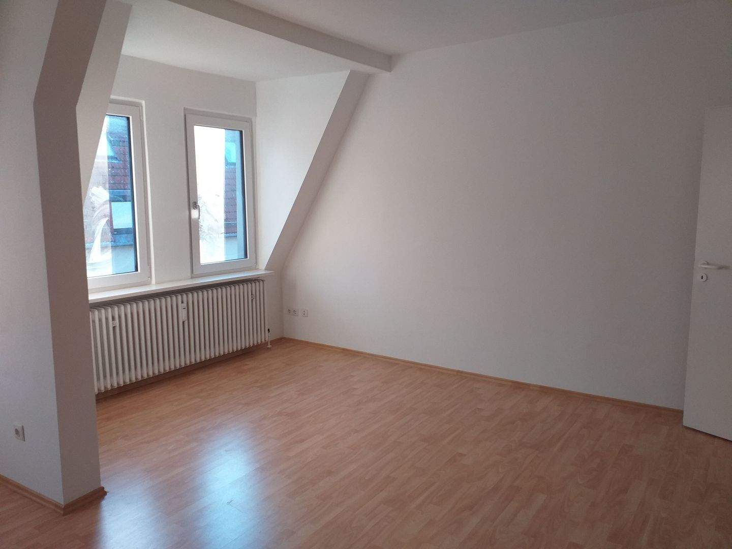 Nürnberg Nord: vermietete 2-Zimmer DG-Wohnung mit Balkon, kleine Singleküche, Duschbad mit Fenster zu verkaufen – Nürnberg – Vorschaubild 3