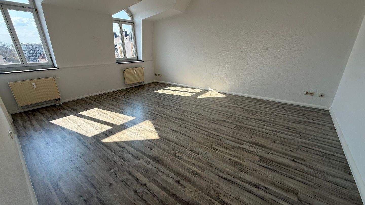 DG + Aufzug + moderner Boden + Bad mit Wanne + EBK