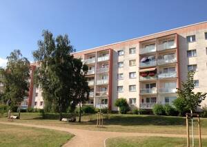 Im Erdgeschoss: 3-Raum-Wohnung mit Balkon – 39387 Oschersleben – Vorschaubild 1