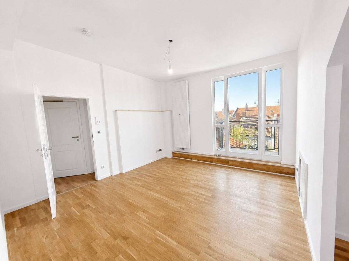 Erstbezug nach Dachausbau: Helle 2-Zimmer-Wohnung mit Einbauküche und Balkon – 90429 Nürnberg – Bild 1 von 6